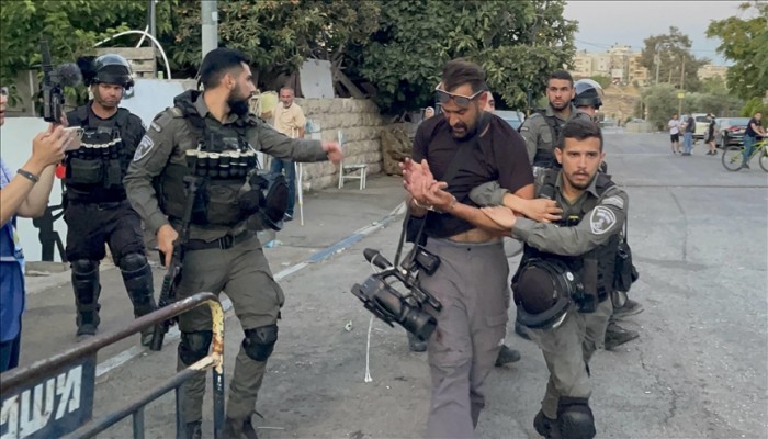 قوات الاحتلال تقمع ندوة بالقدس وتعتقل 4 فلسطينيين بينهم صحفيان