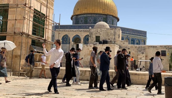 عشرات المستوطنين يتقدمهم وزير صهيوني يقتحمون الأقصى