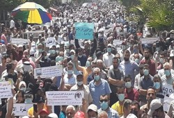 مظاهرة حاشدة في غزة تطالب برحيل مدير أونروا فورًا