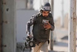 "الفرنسية" تفصل مراسلها "نقيب الصحفيين الفلسطينيين" بالضفة