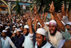 لاجئون من الروهينجا يتظاهرون احتجاجا على ظروف معيشتهم في بنجلاديش