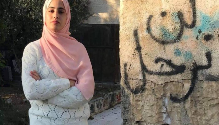 الاحتلال يعتقل المقدسية منى الكرد ويفتش منزلها بحثاً عن شقيقها