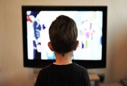إلى أي مدى يتأثر أبناؤنا بالقنوات الفضائية؟