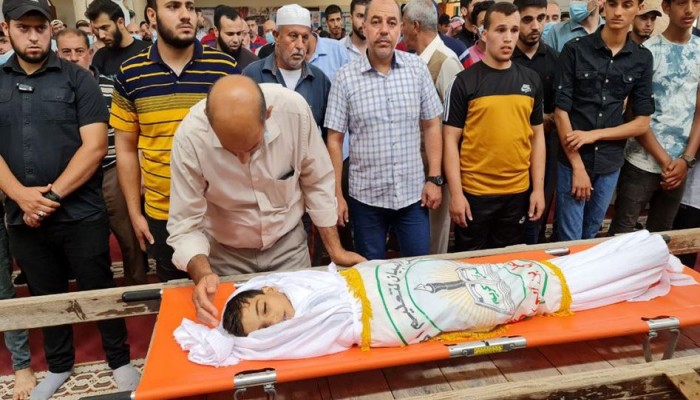 استشهاد طفل متأثرا بجراحه إثر انفجار مخلفات الاحتلال بغزة