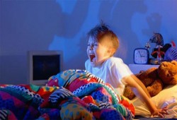 ابني شديد الخوف والفزع.. ماذا أفعل؟