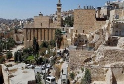 مظاهرة في الخليل ضد منع الصهاينة رفع الأذان