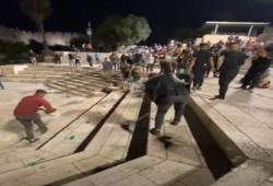 مقدسيون ينظفون باب العمود من دنس مسيرة الصهاينة.. ونشطاء: مشهد أغاظ الإحتلال