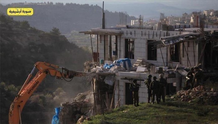 جيش الاحتلال الصهيوني يهدم منزلين ويخطر 12منشأة بالإزالة جنوبي الضفة