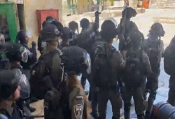 الاحتلال يقمع مسيرة بالمسجد الأقصى تندد بإساءة الصهاينة إلى الرسول الكريم