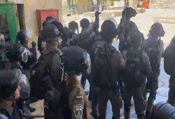 الاحتلال يقمع مسيرة بالمسجد الأقصى تندد بإساءة الصهاينة إلى الرسول الكريم