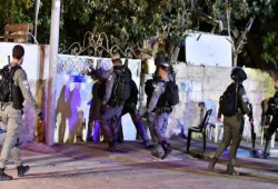 الاحتلال الصهيوني يستبيح مجددا بيوت الأهالي في حي الشيخ جراح