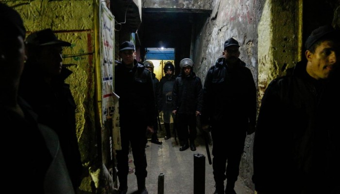 مواطنة تستغيث بعد تكسير الأمن منزل والدها بأسيوط