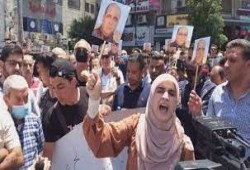 أمن السلطة برام الله يفض مسيرة منددة باغتيال المعارض نزار بنات