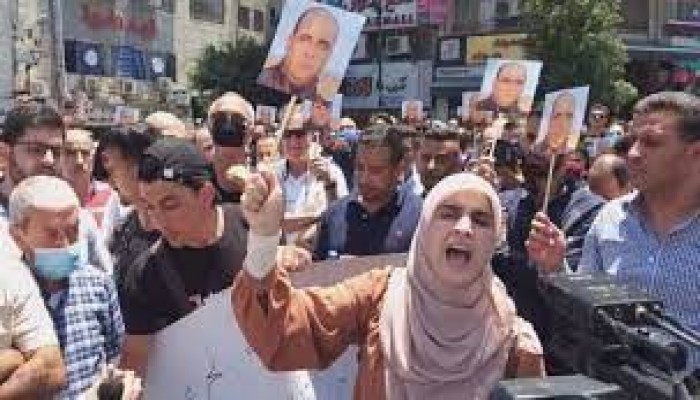 أمن السلطة برام الله يفض مسيرة منددة باغتيال المعارض نزار بنات