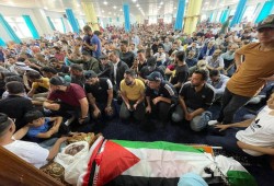 آلاف الفلسطينيين يشيعون الشهيد نزار بنات.. وهتافات ضد السلطة وعباس
