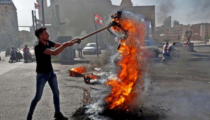 مظاهرات في لبنان بعد هبوط الليرة وارتفاع حدة الأزمات المعيشية