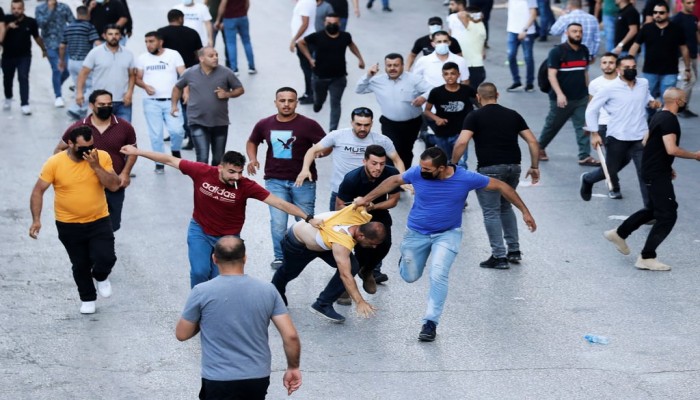 إصابات بقمع السلطة مسيرة في رام الله تندد باغتيال الشهيد نزار