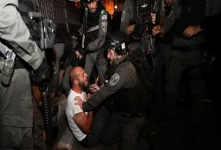 الاحتلال الصهيوني يواصل جرائمه بالضفة والقدس.. وإصابات واعتقالات ومواجهات