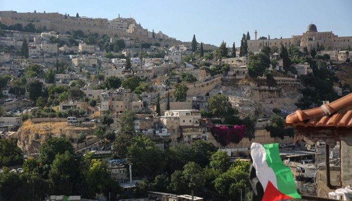 الاحتلال يقتحم حي البستان ويهدم محلًا تجاريًا وسط قمع وحشي للأهالي