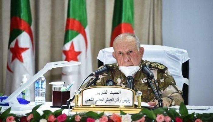 قائد الجيش الجزائري يوجه تحذيرا شديدا لحفتر ويتوعده برد قاسم