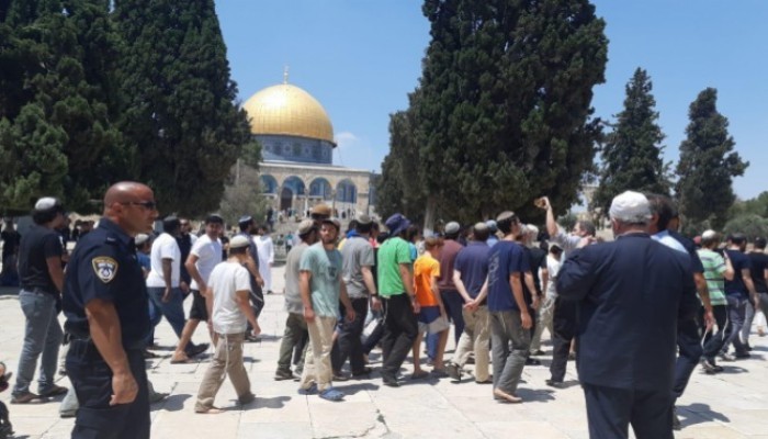 بقيادة المتطرف جليك.. عشرات المستوطنين يقتحمون باحات الأقصى