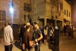 إصابة 7 فلسطينيين خلال تصديهم لاقتحام المستوطنين مسجدًا في حلحول