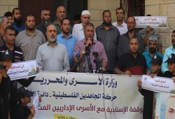 وقفة بغزة تضامنا مع المعتقلين المضربين عن الطعام بسجون الاحتلال