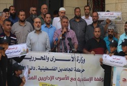 وقفة بغزة تضامنا مع المعتقلين المضربين عن الطعام بسجون الاحتلال