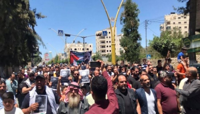 مسيرة حاشدة بالخليل تطالب بمحاسبة قتلة نزار بنات