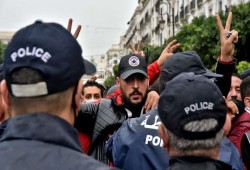 الجزائر.. عفو رئاسي عن 100 معتقل وسجين من ناشطي الحراك