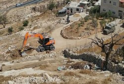 مستوطنون يشقون طريقًا استيطانية بجبل العالم غرب رام الله