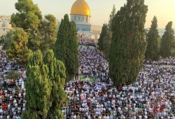 عشرات الآلاف يؤدون صلاة عيد الأضحى بالمسجد الأقصى