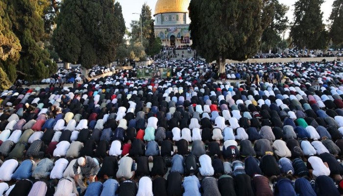 25 ألفا يؤدون صلاة الجمعة بساحات المسجد الأقصى