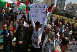 ارتفاع عدد الأسرى المضربين عن الطعام إلى 13 بسجون الاحتلال