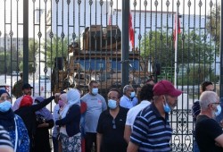 الشعب التونسي ينزل إلى الشارع.. وكتل سياسية ترفض الانقلاب