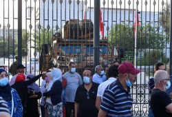 الشعب التونسي ينزل إلى الشارع.. وكتل سياسية ترفض الانقلاب