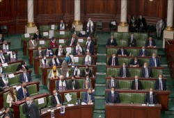 تونس.. غالبية برلمانية وحزبية ترفض انقلاب سعيّد على الدستور