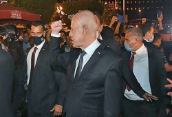 واشنطن بوست: على بايدن وقف انقلاب تونس وإلا ترك الساحة لأعداء الديمقراطية