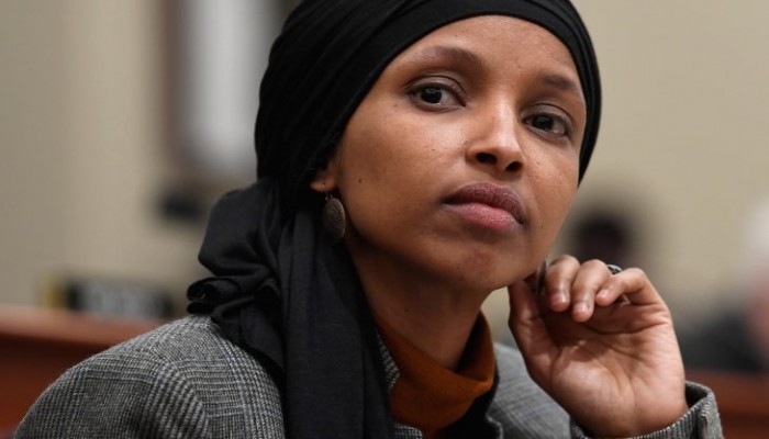 إلهان عمر تطالب بتجميد المساعدات الأمريكية لتونس إذا لم يتراجع سعيّد عن انقلابه