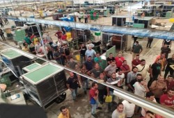 استمرار اعتصام عمال شركة لورد إنترناشونال لليوم الثالث على التوالي