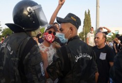 فايننشال تايمز: تونس رائدة الديمقراطية في العالم العربي وعودة الاستبداد ليست حلا