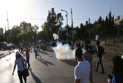 قوات الاحتلال تعتدي على وقفة رافضة لتهجير أهالي الشيخ جراح