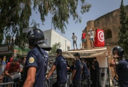 تونس.. تصاعد القلق من الفراغ الحكومي بعد أسبوع من الانقلاب
