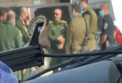 أجهزة السلطة توفر الحماية لحافلة جنود صهيونية في الخليل