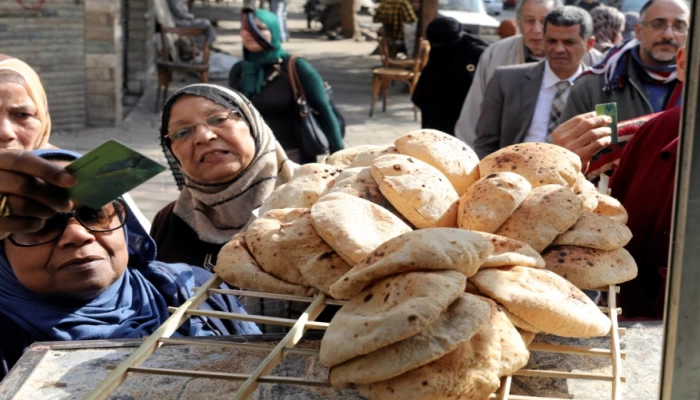 بالأرقام.. رفع سعر رغيف الخبز يكشف ما تخفيه حكومة الانقلاب