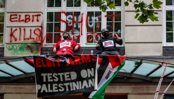 نشطاء مؤيدون لفلسطين يحاصرون أكبر مصنع أسلحة للكيان الصهيوني