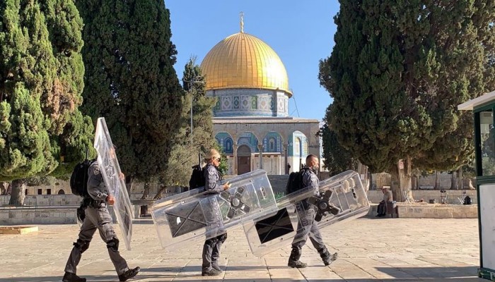 عشرات المستوطنين يقتحمون ساحات الأقصى