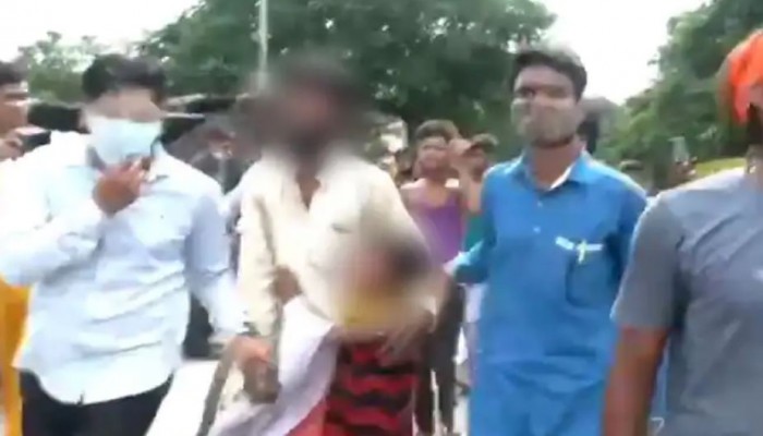 هندوس يعتدون على مسلم أمام طفلته في وجود الشرطة