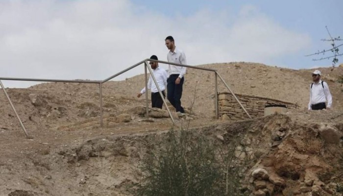 مستوطنون يواصلون نصب خيام شمال غرب الخليل
