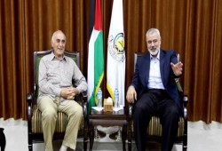 هنية يتسلم مبادرة منيب المصري لإنهاء الانقسام
